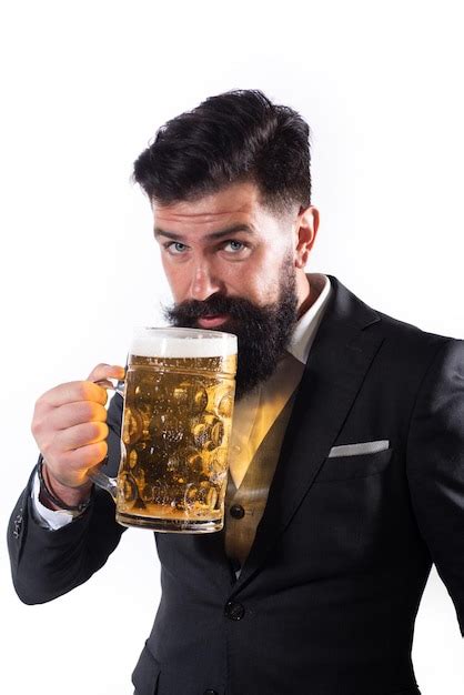 Retrato De Homem Barbudo Bebendo Cerveja Cervejeiro Feliz Segurando O