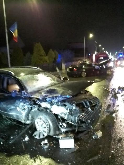 Trei Adul I I Un Copil R Ni I Dup Coliziunea Dintre Dou Autoturisme