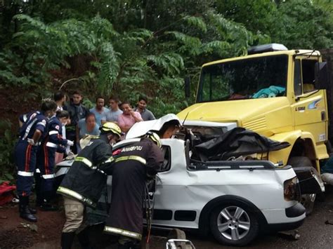 G1 Mulher Morre Ao Perder Controle De Carro E Bater Em Caminhão Na Br