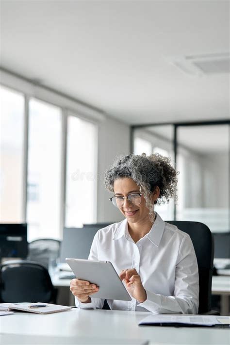 Mujer De Negocios Profesional Madura Ocupada Usando Tableta En La