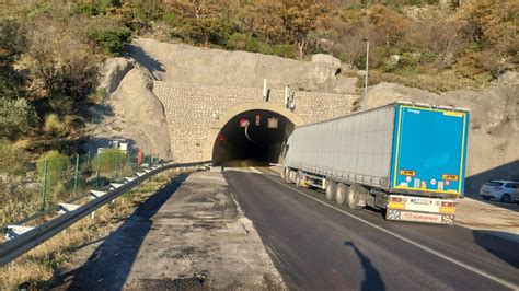 Udes U Tunelu Sozina Jedna Osoba Povrije Ena Hronika Rtcg