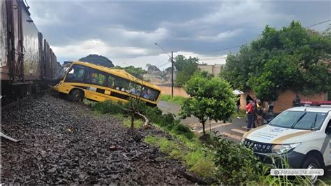 Câmera registra momento do acidente entre trem e ônibus da Apae em