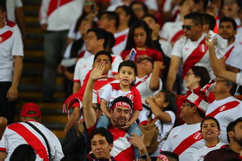 Perú Vs Ecuador Mira Las Mejores Postales De Los Hinchas Que Colmaron