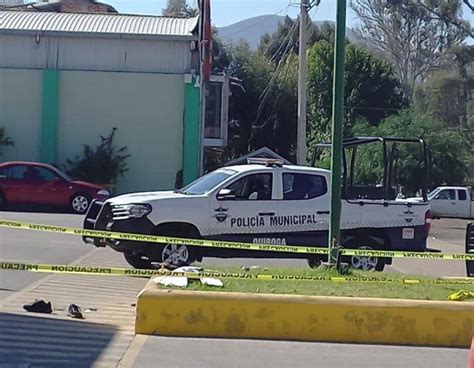 Terror en Michoacán detienen a hombre que caminaba por la calle con la