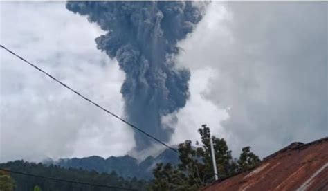 70 Pendaki Dilaporkan Berada Di Puncak Gunung Marapi Saat Terjadi Erupsi