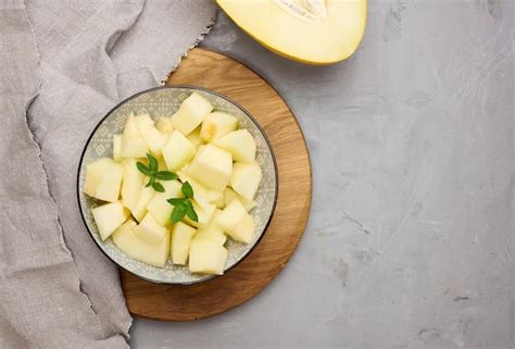 Trozos de melón en rodajas en un plato gris redondo sobre la mesa