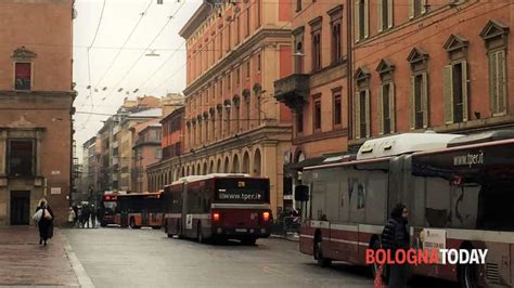 Vuole Salire Sul Bus Con La Bici Poi Minaccia L Autista Con Un Cutter