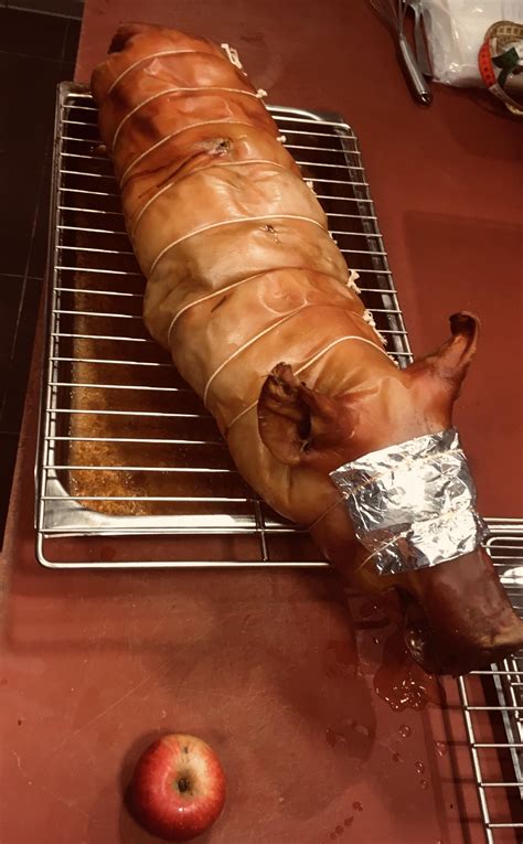[Pro/Chef] We made a whole suckling pig at work! Deboned and brought to