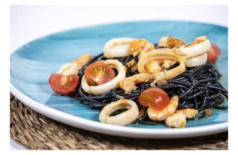 Espaguetis Al Nero Di Sepia Con Gambas Y Calamares