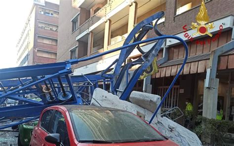 Torino Incidente Sul Lavoro Cade Gru Su Un Palazzo Vicino Al Lingotto