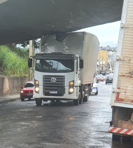 Caminh O Fica Preso Em Viaduto Tr Nsito Est Lento No Local Fato Real