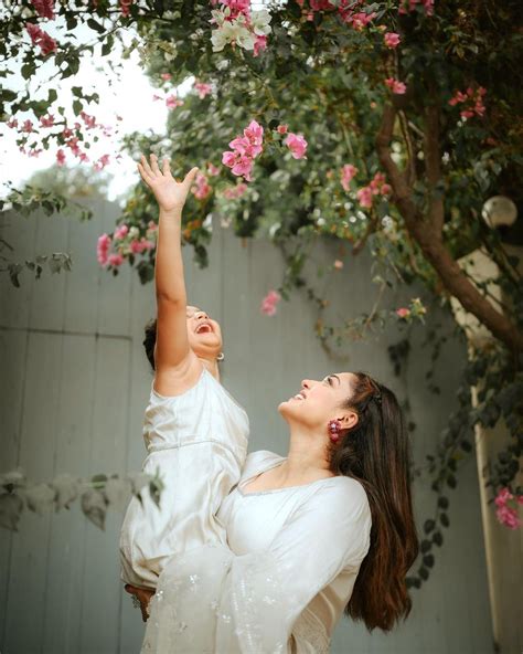 Adorable Eid Portraits Of Sanam Jung With Her Daughter Reviewit Pk