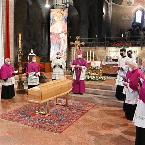 Chiesa Stamattina Il Funerale In Duomo Di Monsignor Giacomo Capuzzi