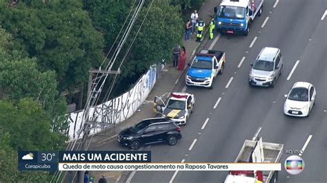 Vídeo Acidente moto e carro causa congestionamento na Rodovia