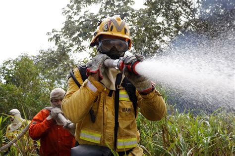 Brasil leva missão humanitária contra incêndios na faixa de fronteira