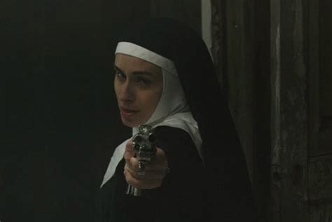 Crítica Nude Nuns with Big Guns Plano Crítico