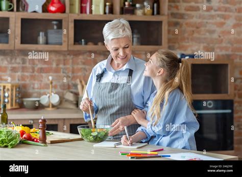 Abuela nieta receta fotografías e imágenes de alta resolución Alamy