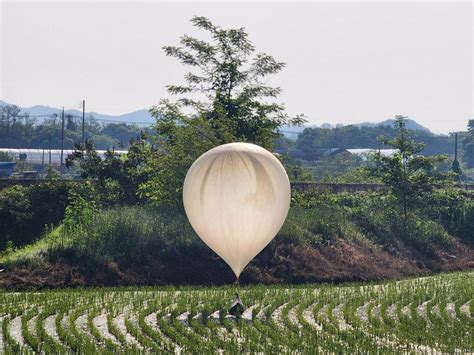 Corea Del Norte Env A A Corea Del Sur Globos Con Excrementos Y