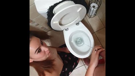 Il ragazzo ha bisogno di aiuto per fare pipì e approfitta del suo bellissimo custode milf per