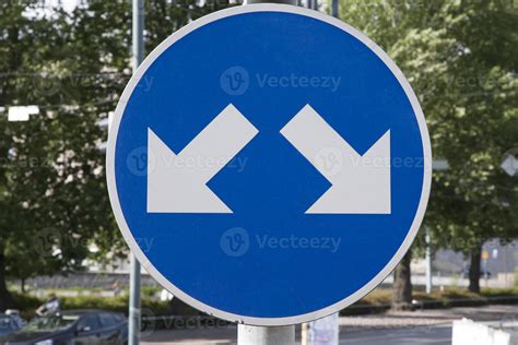 Double Arrow Sign 1366272 Stock Photo at Vecteezy