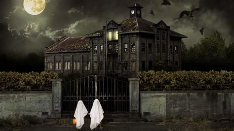 9 Behind-the-Scenes Secrets of Haunted Houses | Mental Floss