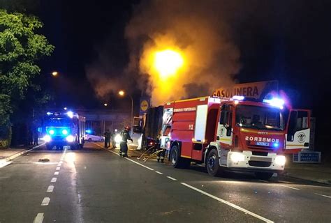 Sofocado un incendio en un camión cargado de pacas de paja en la