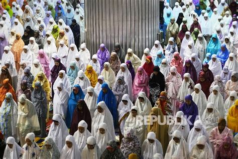 Shalat Tarawih Pertama Ramadhan H Di Masjid Istiqlal Republika