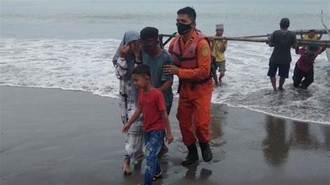 Kapal Mati Mesin Nelayan Terombang Ambing Di Tengah Laut Pasaman Barat