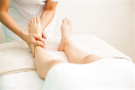 Premium Photo Closeup Of A Female Therapist Giving A Foot Massage To