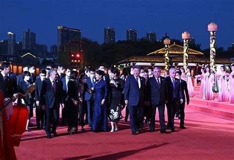 习近平和彭丽媛为出席中国－中亚峰会的中亚国家元首夫妇举行欢迎仪式和欢迎宴会并共同观看中国同中亚国家人民文化艺术年暨中国－中亚青年艺术节开幕式演出 大河网