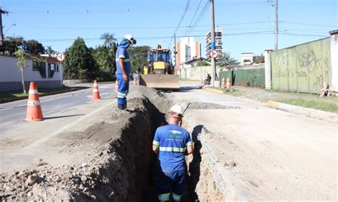 Águas de Joinville instala nova tubulação na rede de esgoto da rua