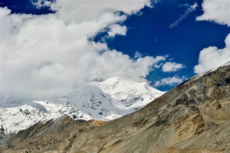 Lago Baisha En La Meseta Pamir De Xinjiang Con La Monta A Baisha Y El