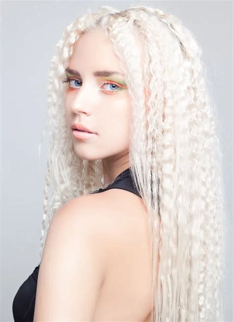 Beautiful Platinum Blonde Highlights To Try In