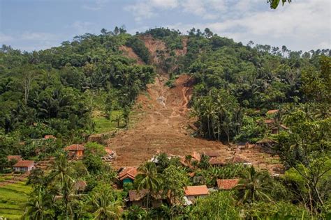 Al Menos Nueve Personas Desaparecidas Por Una Avalancha De Tierra En