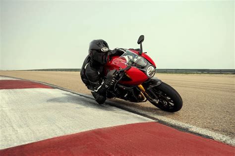 Triumph potencia su línea Roadsters con la deportiva Speed Triple 1200