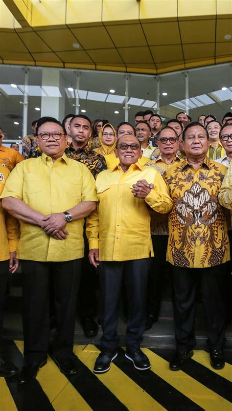 Foto Kehadiran Kuda Cokelat Mengejutkan Prabowo Saat Mengunjungi