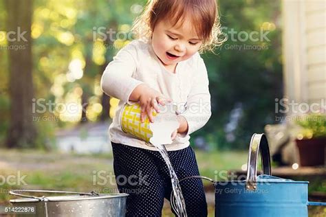 행복함 어린이 여자아이 게임하기 물 캔 1에 대한 스톡 사진 및 기타 이미지 1 귀여운 놀기 Istock