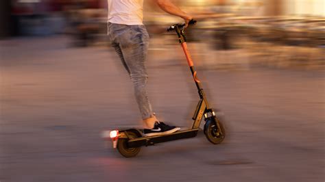 Unbekannter auf E Scooter fährt Jogger über den Haufen Antenne Sachsen