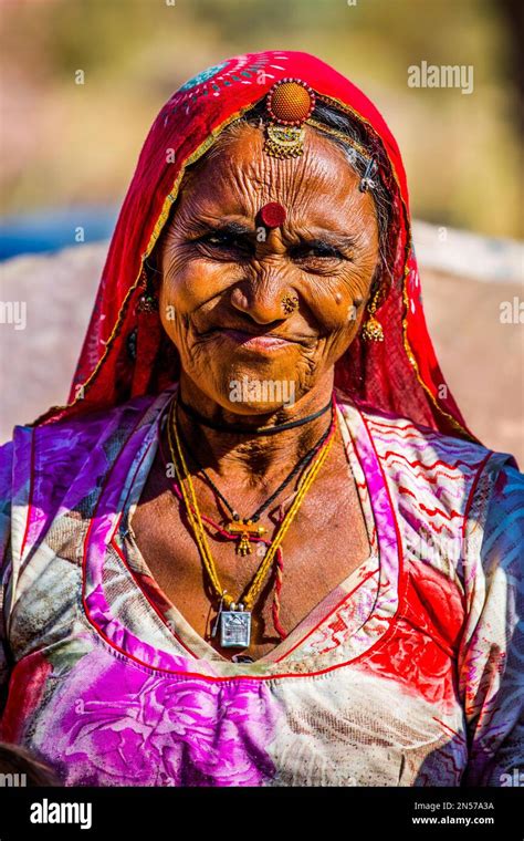 Habitantes Del Desierto Vestidos De Colores Asentamiento De Caba As De