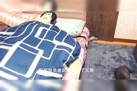 小奶狗睡觉生怕吵到小主人，翻身的动作太体贴了，好暖心！（1）