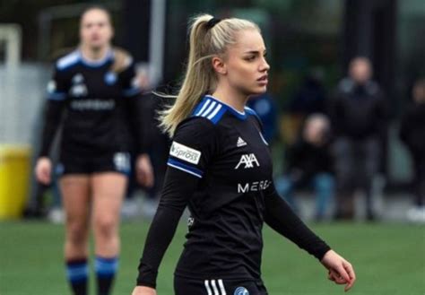 Locura La futbolista más bella del mundo posa en traje de baño