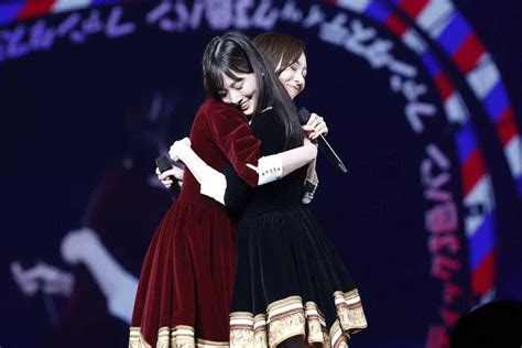 卒業コンサートで梅澤美波（左）と抱き合う乃木坂46の山下美月 ― スポニチ Sponichi Annex 芸能