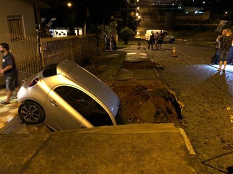 Carro é engolido por cratera em rua de Ponta Grossa