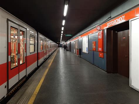 Uomo Si Sdraia Sui Binari Della Metro M Tra Le Fermate Sesto Marelli E