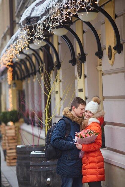 Joven Pareja Feliz En El Amor Al Aire Libre Foto Premium