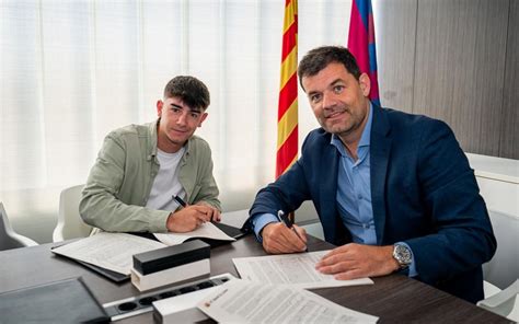 La firma de la renovación de Aleix Garrido (28-04-23)