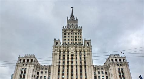 Высотное здание на площади Красных Ворот