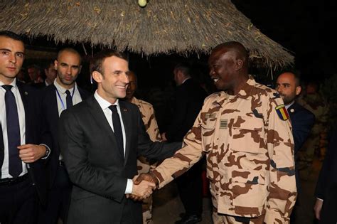 R Veillon Avec Les Soldats Fran Ais Au Tchad Pour Emmanuel Macron