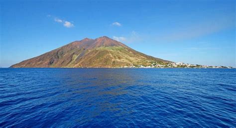 Tour In Motonave A Stromboli Lipari E Vulcano Freedome