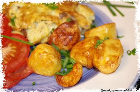 OMELETTE AUX MOUSSERONS POMMES DE TERRE SOUFFLEES ET SALADE DE TOMATES